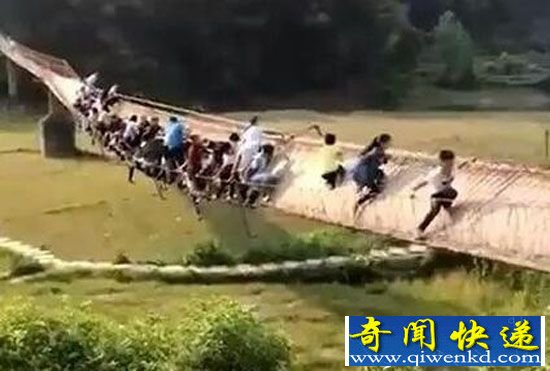 晃桥游人多险坠桥:晃桥钢丝松动20人险些坠桥