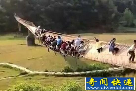 晃桥游人多险坠桥:晃桥钢丝松动20人险些坠桥