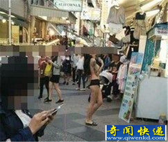 台湾街头现裸体美女 不惧路人目光大胆裸露引争议