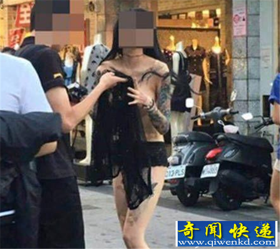 台湾街头现裸体美女 不惧路人目光大胆裸露引争议