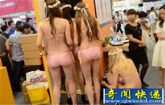 洋模换衣遭围观 用汉语说不要拍照对观众称谢谢