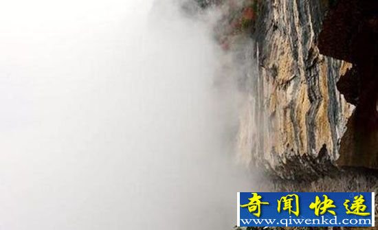 自发凿出悬崖天路:贫穷小山村秒变世外桃源
