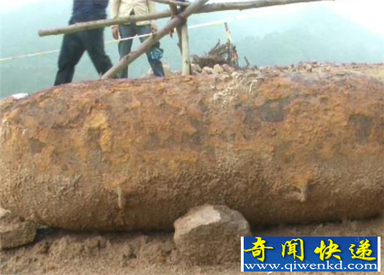 排爆专家引爆航弹 施工队从地下挖出300公斤航弹