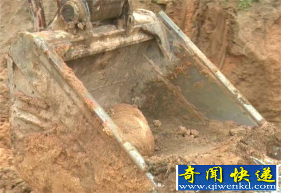 排爆专家引爆航弹 施工队从地下挖出300公斤航弹