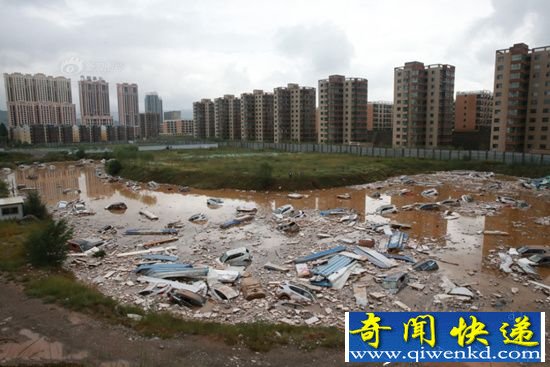 青海暴雨致数百辆新车被淹