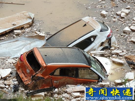 青海暴雨致数百辆新车被淹