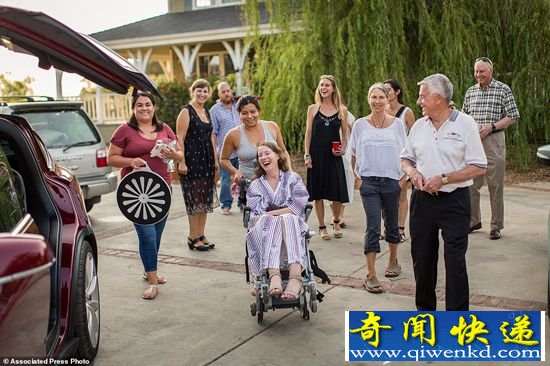 最悲伤的party!渐冻人艺术家宴请30个亲友后自杀