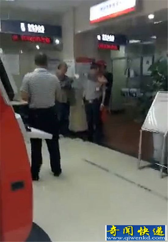 男子银行持刀挟持保安画面