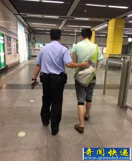 女子单手禽色狼 该出手时就出手