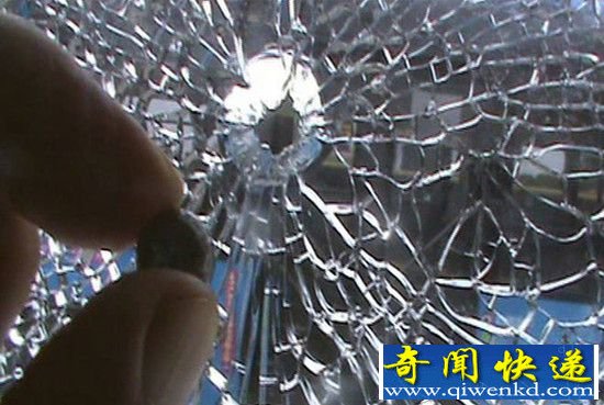 钢弹"袭击"公交车吓坏乘客
