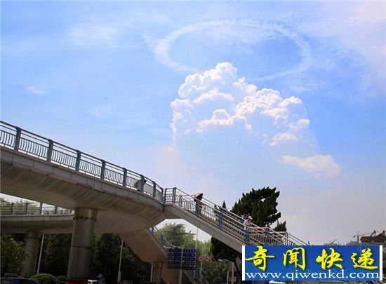安徽铜陵上空现罕见“环状云”
