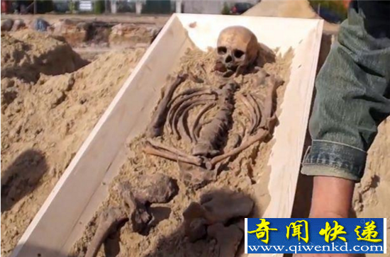 500年前“吸血鬼”遗骸曝光 口含石块腿插木棍
