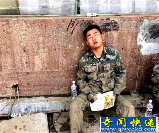 小伙抗洪累瘫吃饭时睡着 被赞最美睡姿