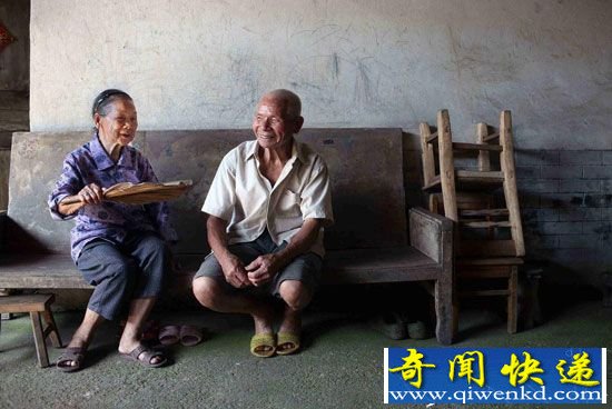 广西百岁夫妻携手共度96年 平凡岁月现真情