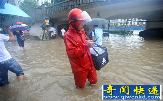 武汉街道成水路 外卖小哥乘船送餐