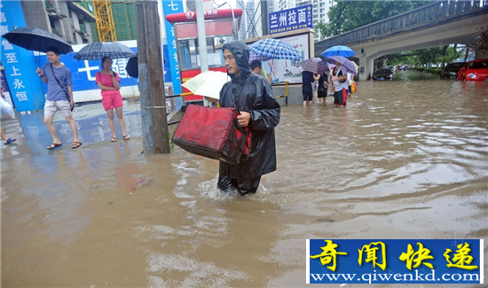 武汉街道成水路 外卖小哥乘船送餐