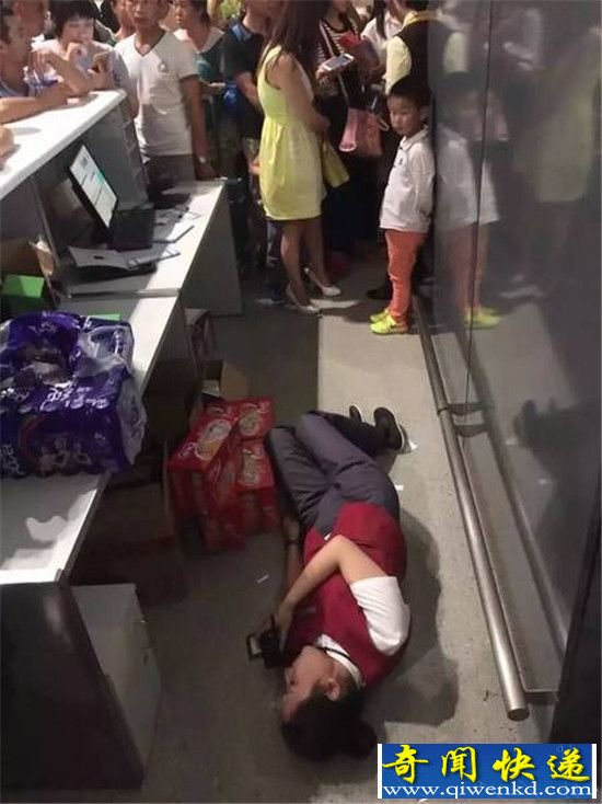 南京因飞机晚点 旅客将机场工作人员推倒在地