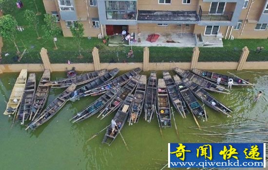 武汉特大暴雨高档小区变“码头” 渔船齐趴活