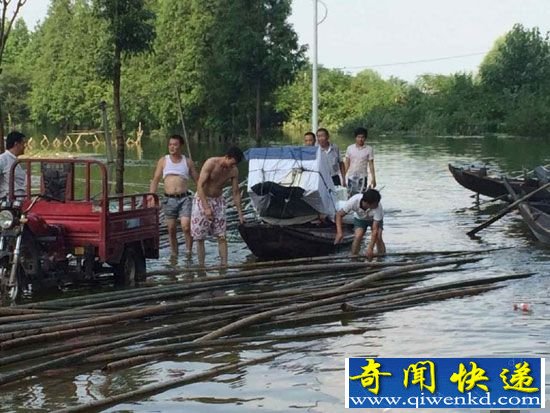 武汉特大暴雨高档小区变“码头” 渔船齐趴活