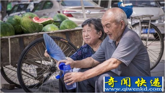 八旬老教师执教41年退休卖瓜救孙女