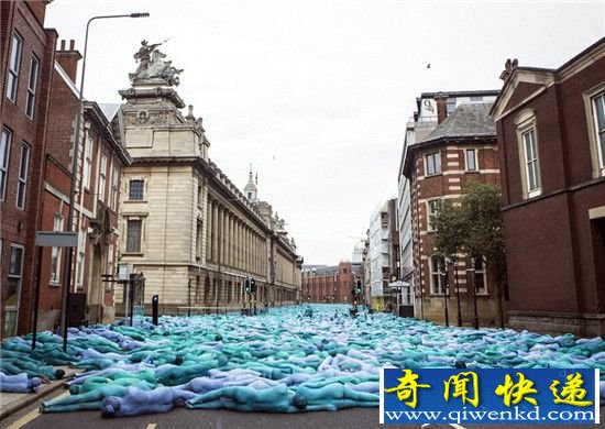 3000人在英国街头裸身涂蓝上演行为艺术