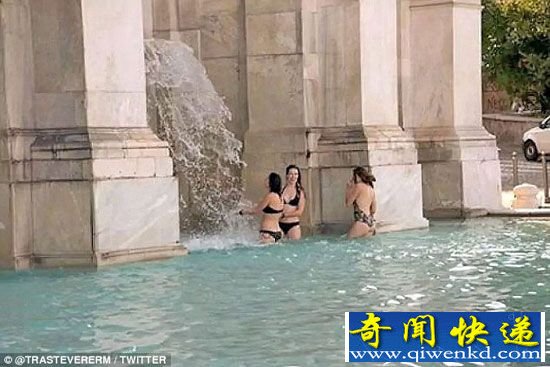 美女脱衣跳入罗马百年喷泉 比基尼湿身戏水