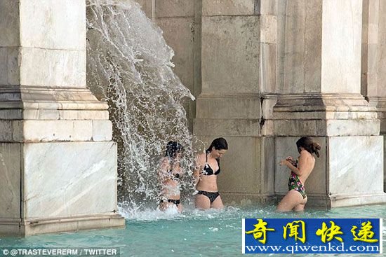 美女脱衣跳入罗马百年喷泉 比基尼湿身戏水