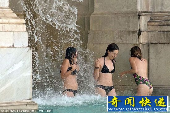 美女脱衣跳入罗马百年喷泉 比基尼湿身戏水