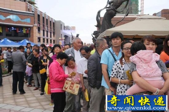 甘肃市民排队吃吉尼斯纪录创造者烤全驼