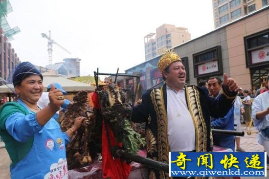 甘肃市民排队吃吉尼斯纪录创造者烤全驼