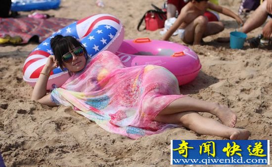 青岛沙滩比基尼美女迷人眼 身材火辣好诱惑