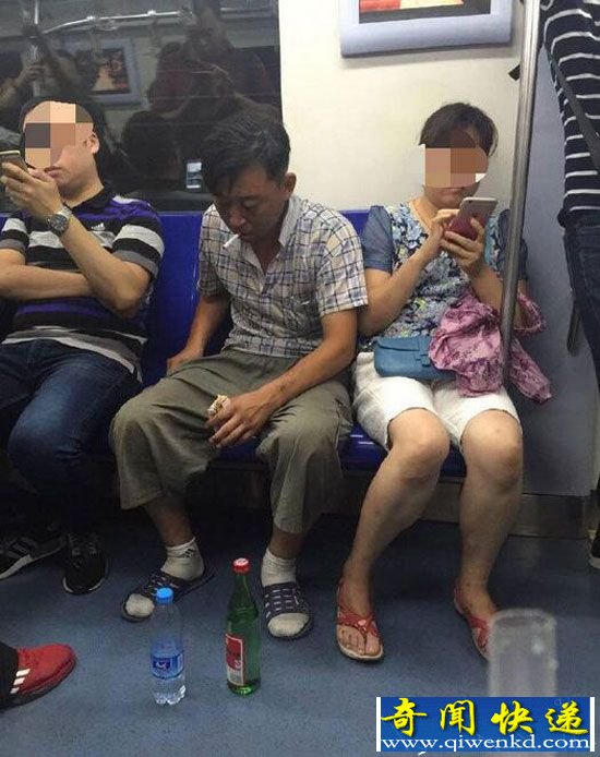 男子北京地铁2号线抽烟喝酒 地铁安检遭质疑
