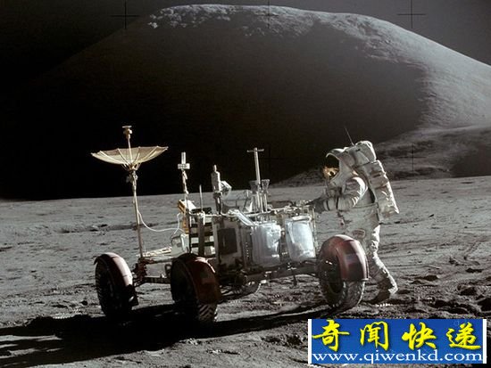 月球现人类艺术品 14位跨国籍宇航员齐聚惹人怀念
