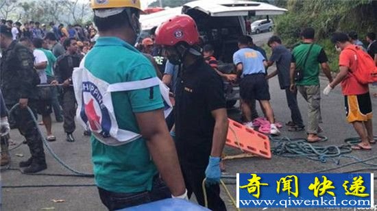 菲律宾大巴坠山谷 超载行车24人死亡场面惨烈不堪