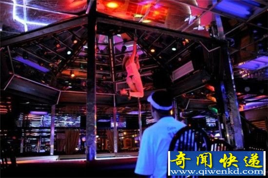 东京脱衣舞俱乐部揭秘 脱衣舞女郎最后一丝不挂