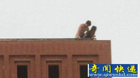 激情男女旁若无人上演活春宫 公园房顶医院啪啪啪