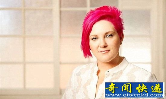 双手植入芯片智能开门 超级人类或不远
