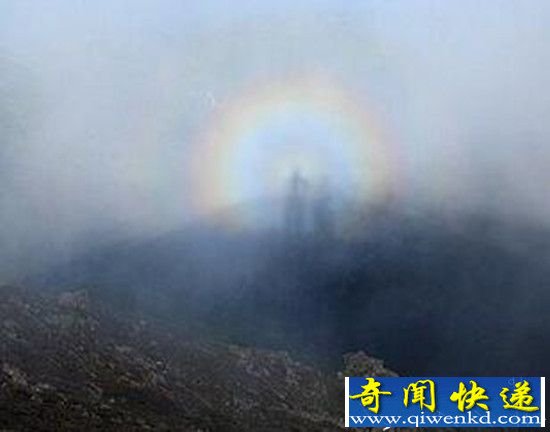 太白山惊现罕见佛光 游客如临仙境