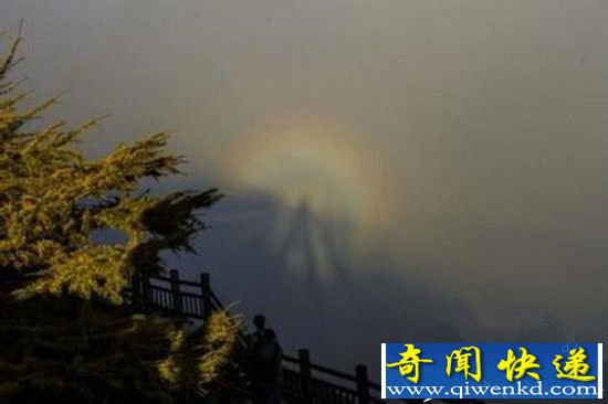 太白山惊现罕见佛光 游客如临仙境