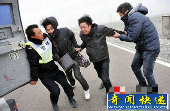新疆遇11级大风 货车被掀翻