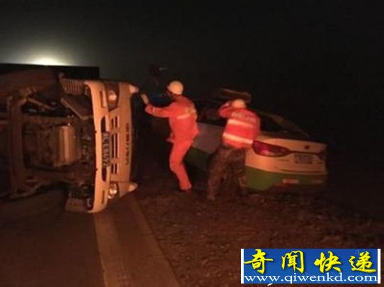 新疆遇11级大风 货车被掀翻
