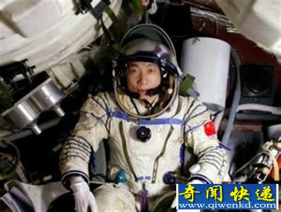 杨利伟回应敲击声 或气压发生变化所致