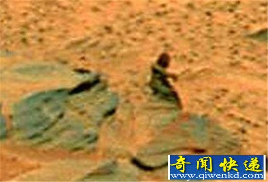 近日,NASA勇气号卫星发回一组照片,就在天文学家们都认为这只是一组普通照片时,一名业余天文爱好者通过放大,却发现了一个惊人的现象······