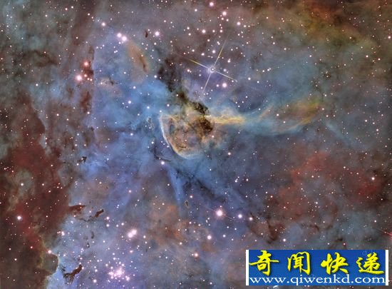 ESO最新拍摄到船底座星云图片 如同毁灭之柱