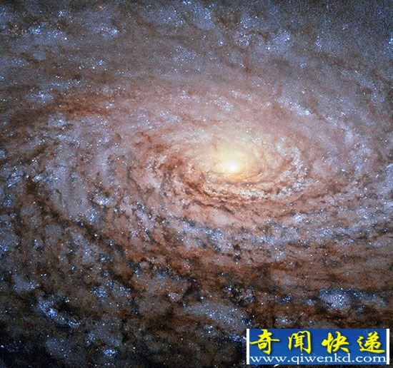 NASA哈勃望远镜远望向日葵星系 隐证暗物质存在