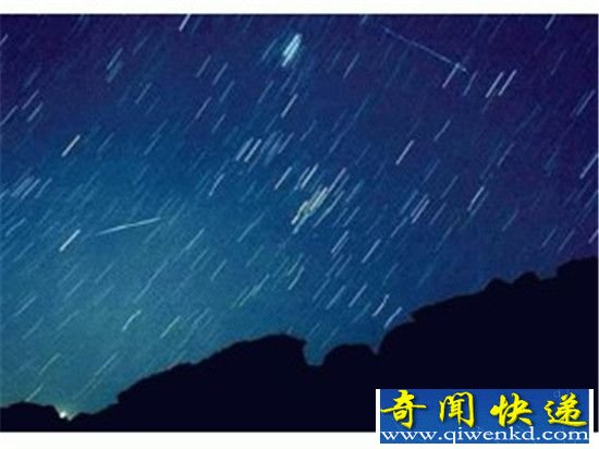 宇宙震撼瞬间 流星雨穿过黑洞毫发无伤!