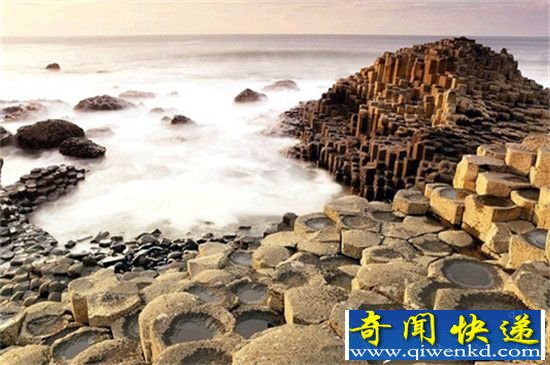全球极具特色的12个沙滩 其中粉色沙滩最受欢迎