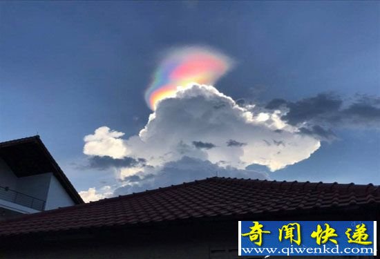 新加坡出现火彩虹 源自太阳和云层的罕见交汇