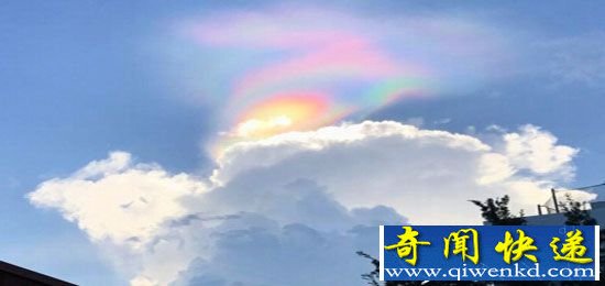 新加坡出现火彩虹 源自太阳和云层的罕见交汇
