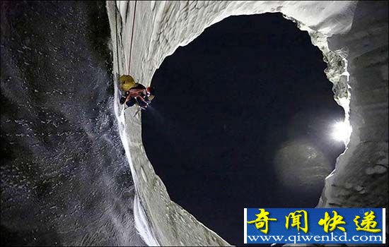 俄罗斯惊现末日天坑 疑因外星人飞船登陆撞击